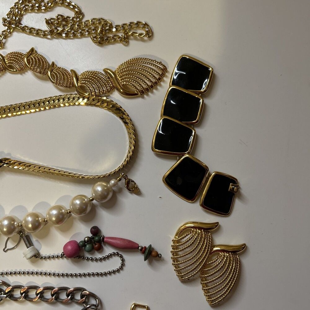 Broken jewelry lot for crafts Vintage to now junk scrap all broken pieces - Picture 6 of 6